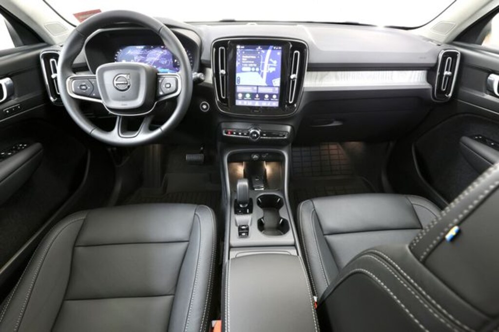 New 2026 Volvo XC40 B5 Core SUV