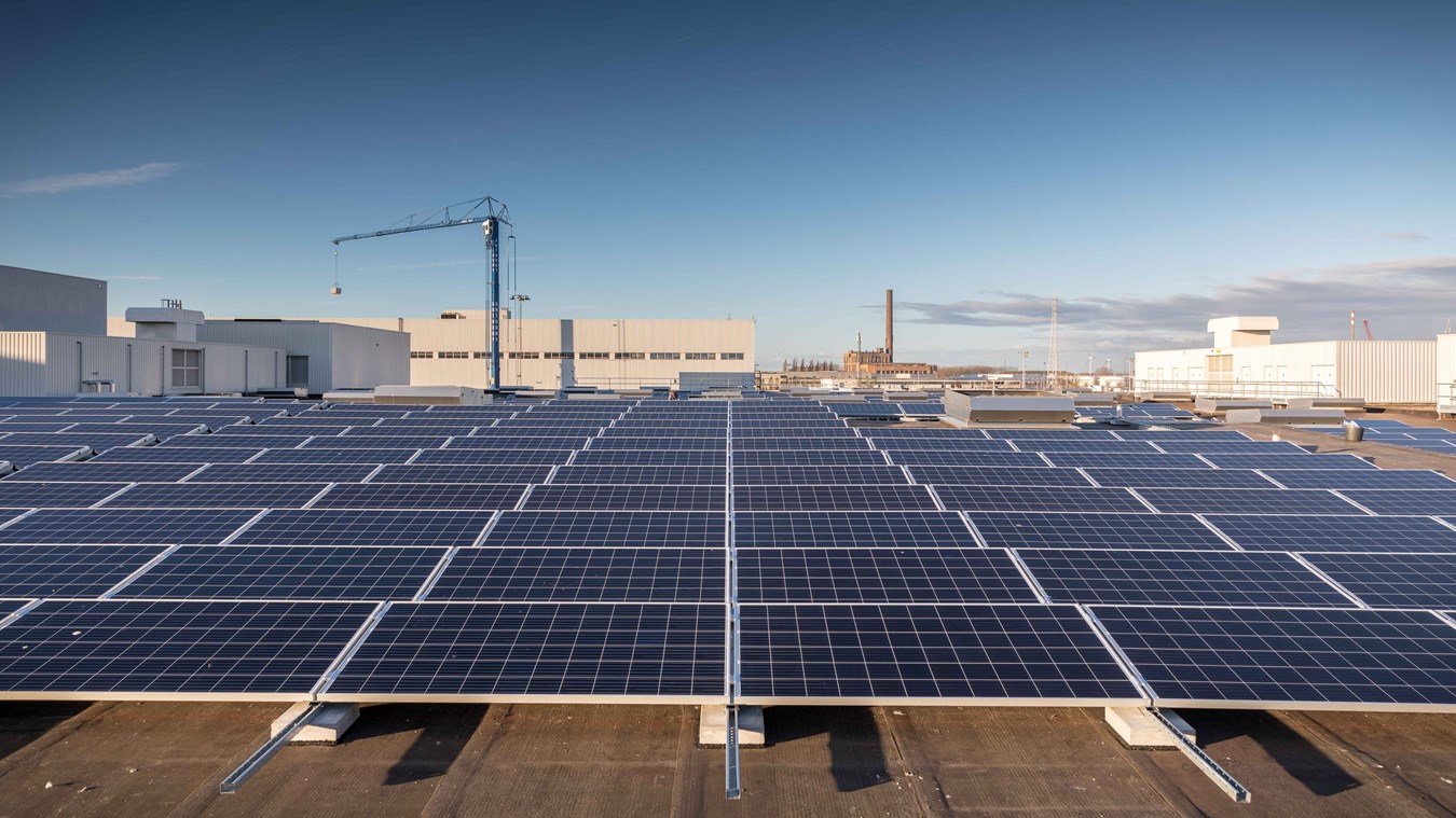 Volvo_Cars_Solar_Array.jpg