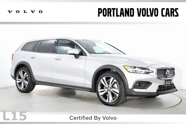 2025 Volvo V60 Cross Country Plus's photo