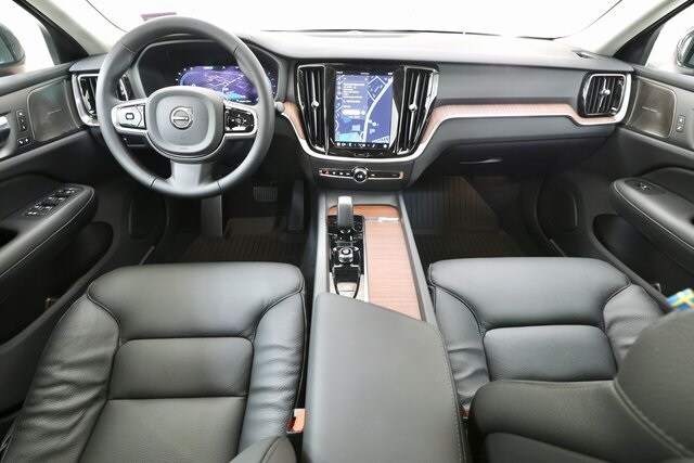 2025 Volvo S60 B5 Plus photo 2
