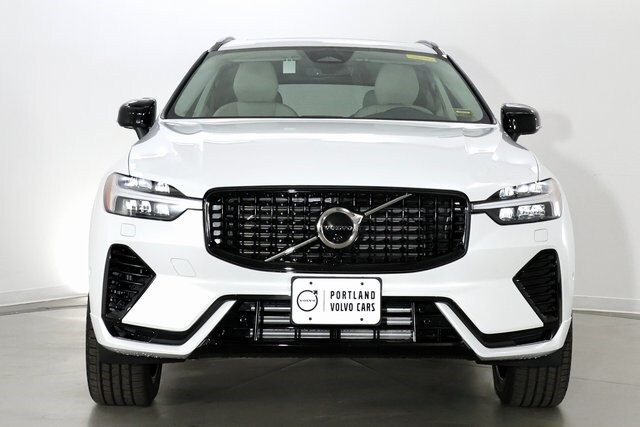 2025 Volvo XC60 T8 Plus photo 3
