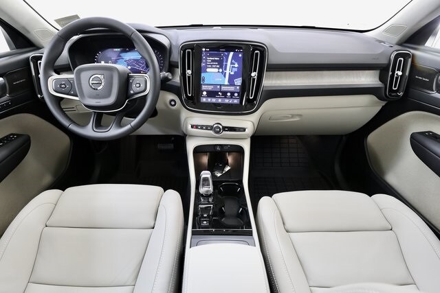 2026 Volvo XC40 photo 2