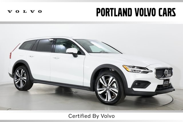 2025 Volvo V60 Cross Country Plus's photo