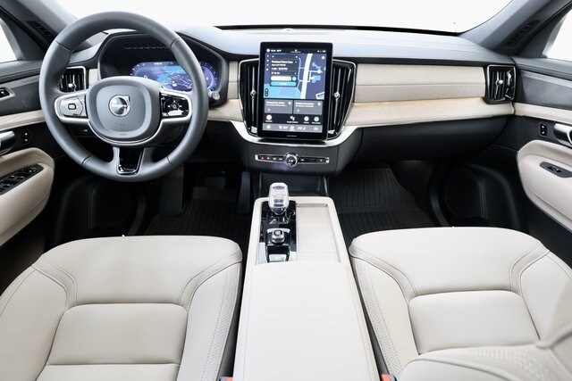 2025 Volvo XC90 Plus photo 2