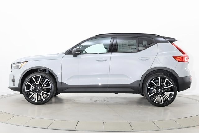 2026 Volvo XC40 photo 4