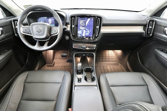 2025 Volvo XC40 Core photo 2