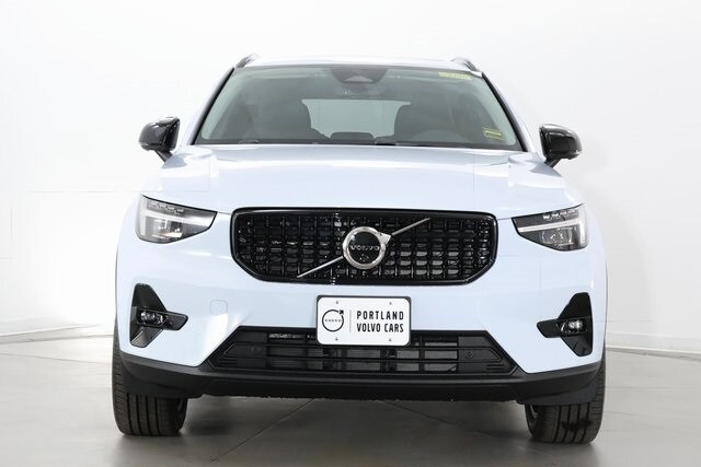 2026 Volvo XC40 Plus photo 3