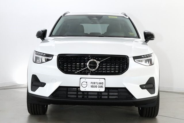2026 Volvo XC40 Core photo 3