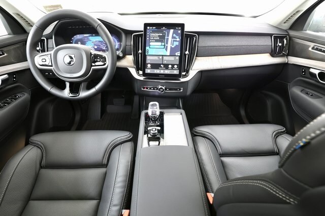 2025 Volvo XC90 T8 photo 2