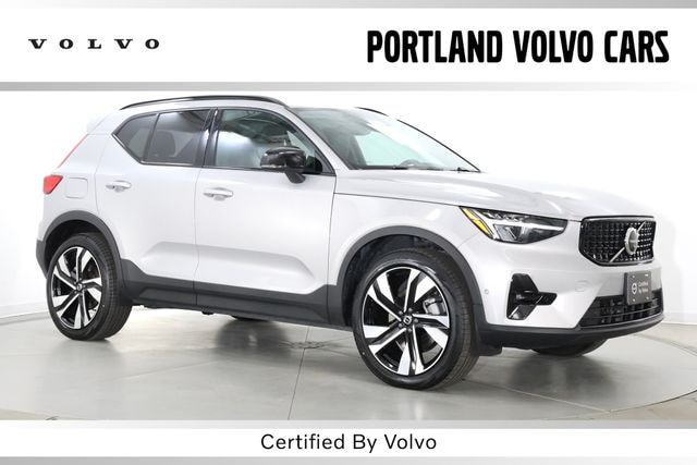 2025 Volvo XC40 B5 Plus Dark Theme SUV