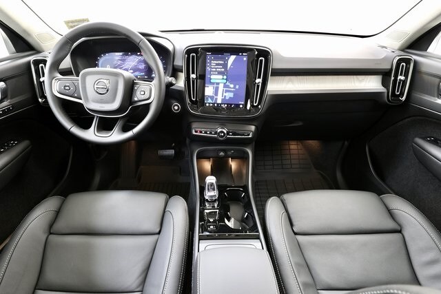 2025 Volvo XC40 Plus photo 2