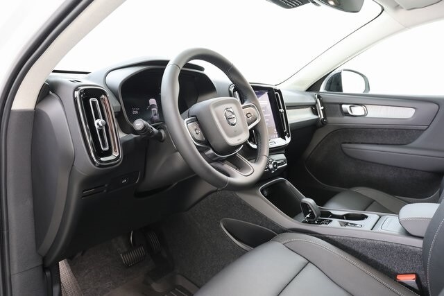 2026 Volvo XC40 Core photo 2