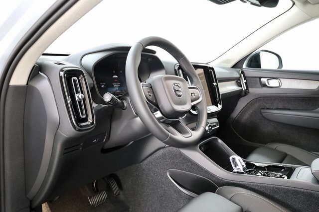 2026 Volvo XC40 Plus photo 2