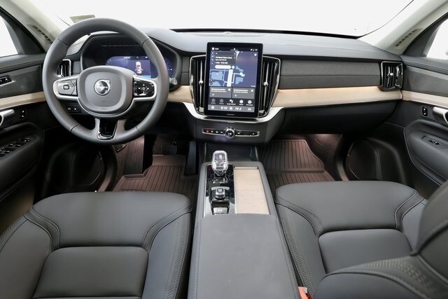 2026 Volvo XC90 T8 Plus photo 2