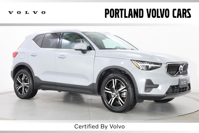 2025 Volvo XC40 Core's photo