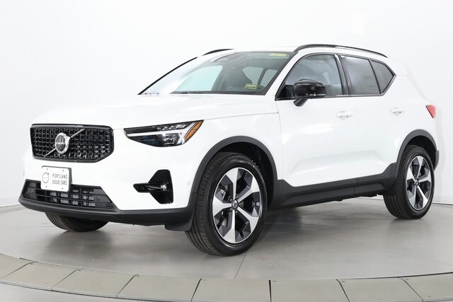 2026 Volvo XC40 Plus photo 4