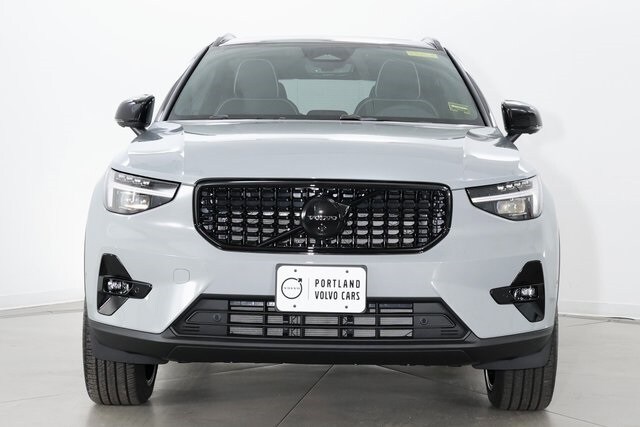 2026 Volvo XC40 photo 2