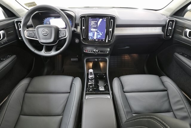 2025 Volvo XC40 photo 2