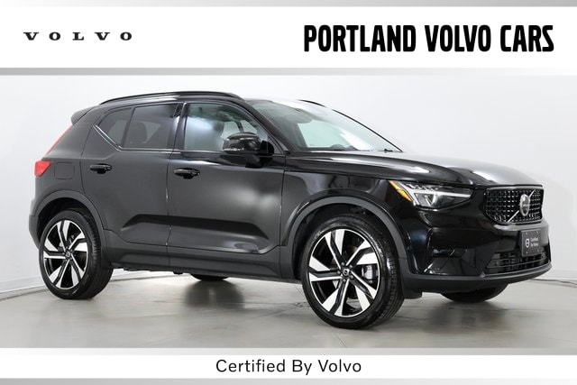 2025 Volvo XC40 B5 Plus Dark Theme