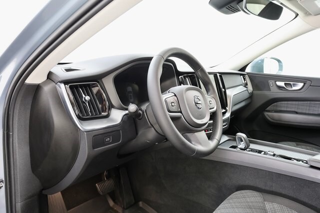 2023 Volvo XC60 B5 Core photo 2