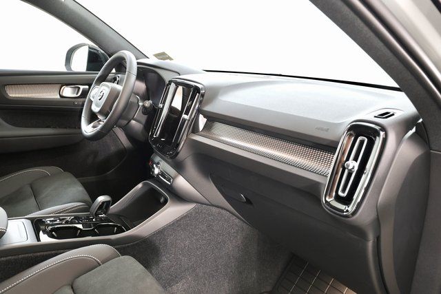 2026 Volvo XC40 Ultra Black Edition - Photo 18