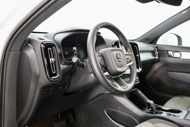 2025 Volvo XC40 Core photo 2
