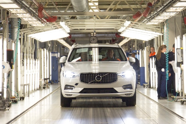 207631_The_first_new_XC60_rolls_off_the_production_line_in_Torslanda_Sweden_600.jpg