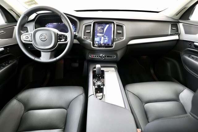 2025 Volvo XC90 B5 Core photo 2
