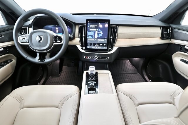 2026 Volvo XC90 Plus photo 2