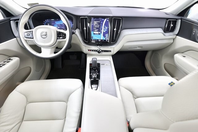 2025 Volvo XC60 T8 Plus photo 2