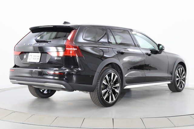 2026 Volvo V60 Cross Country Ultra - Photo 8