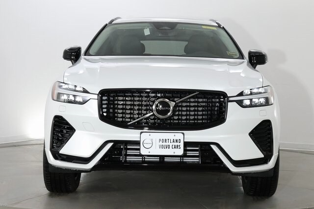 2025 Volvo XC60 Hybrid T8 Core photo 2