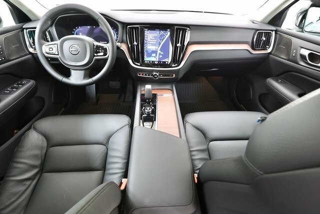 2025 Volvo S60 B5 Plus photo 2