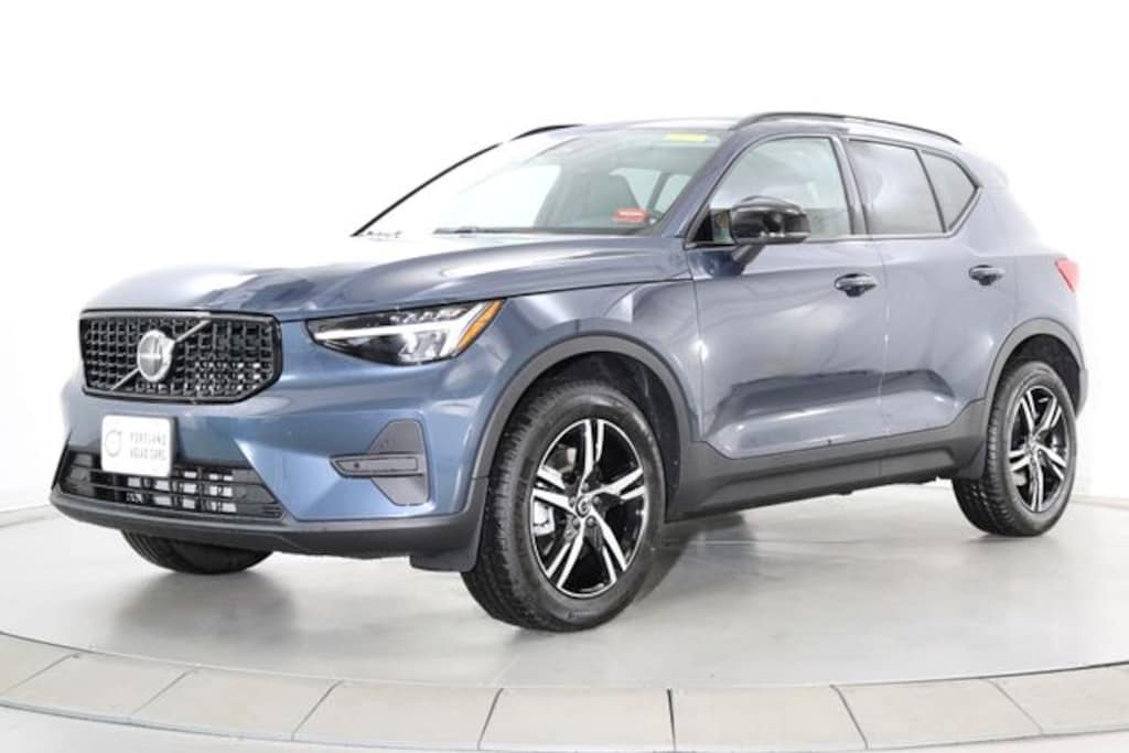 New 2026 Volvo XC40 B5 Core SUV