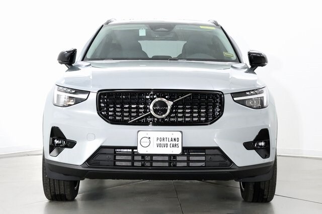 2025 Volvo XC40 photo 3