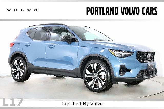 2025 Volvo XC40 B5 Plus Dark Theme SUV