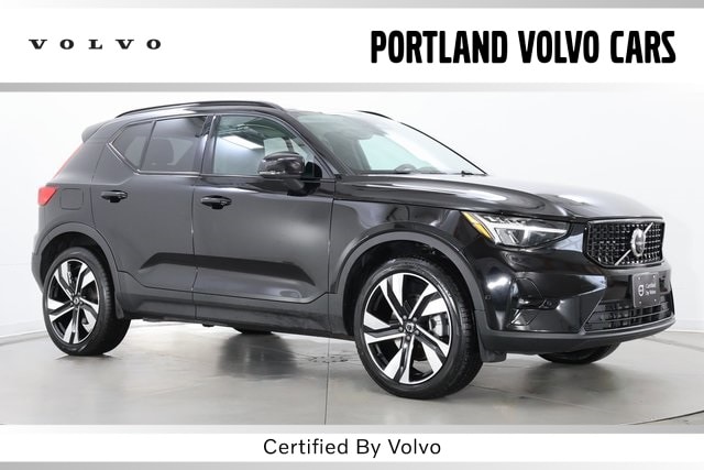 2025 Volvo XC40 B5 Plus Dark Theme