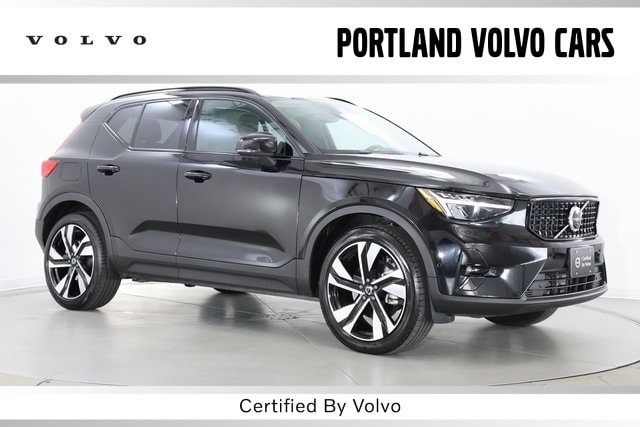 2025 Volvo XC40 B5 Plus Dark Theme