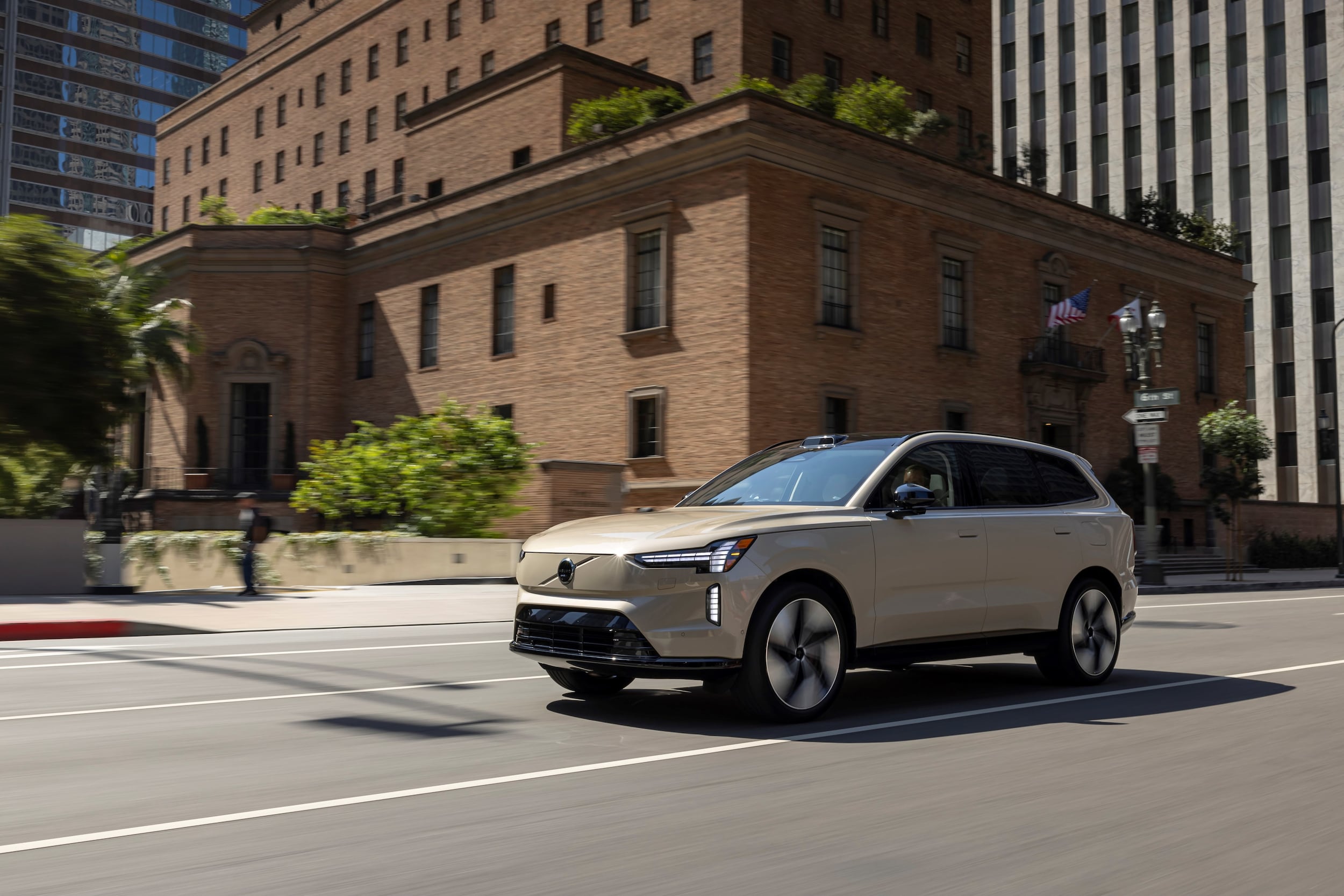 Volvo_EX90_Sand_Dune_Exterior.jpg