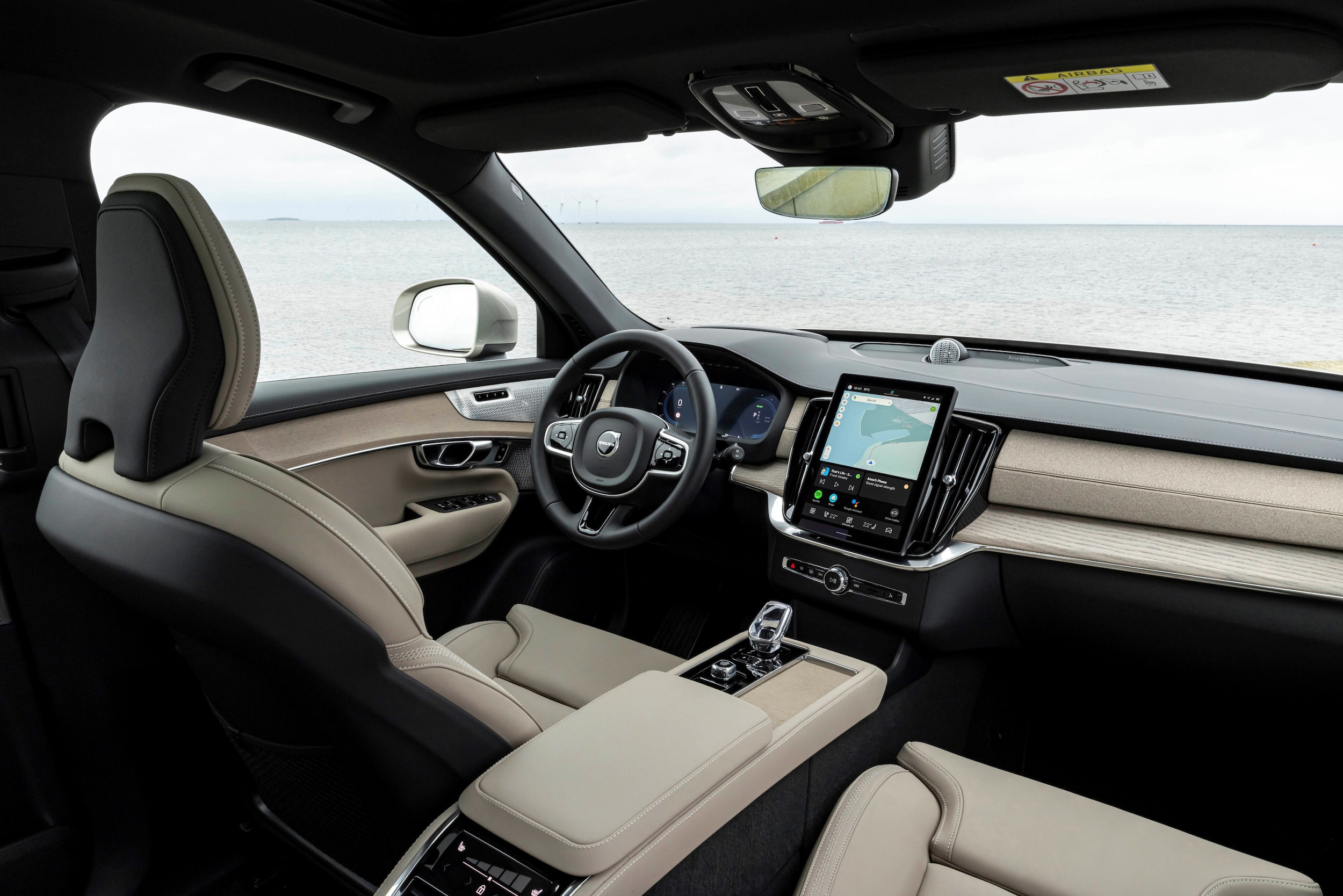 New_Volvo_XC90_T8_-_interior.jpg