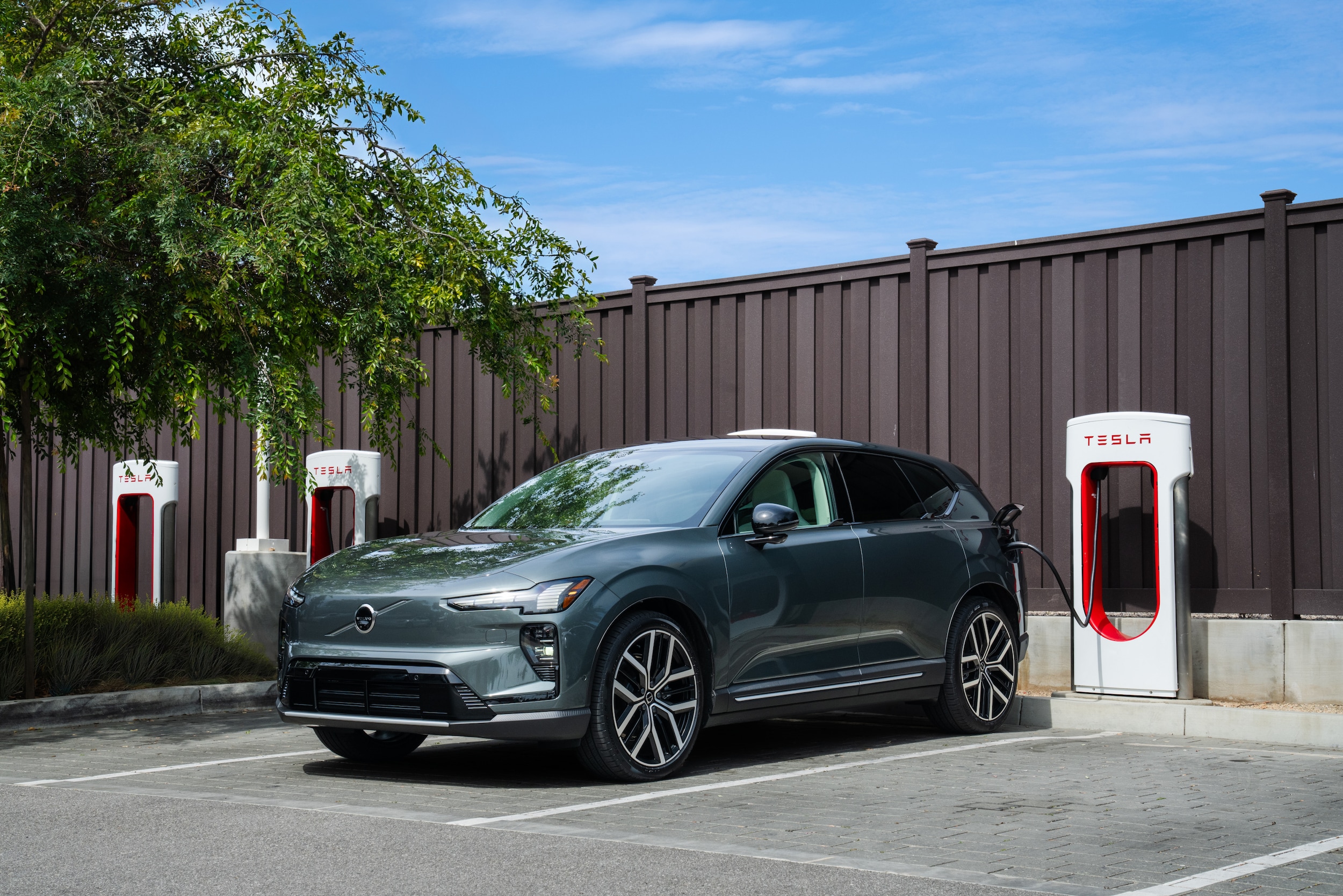 Fast-charging-gets-even-easier-for-all-electric-Volvo-drivers-3000.jpeg