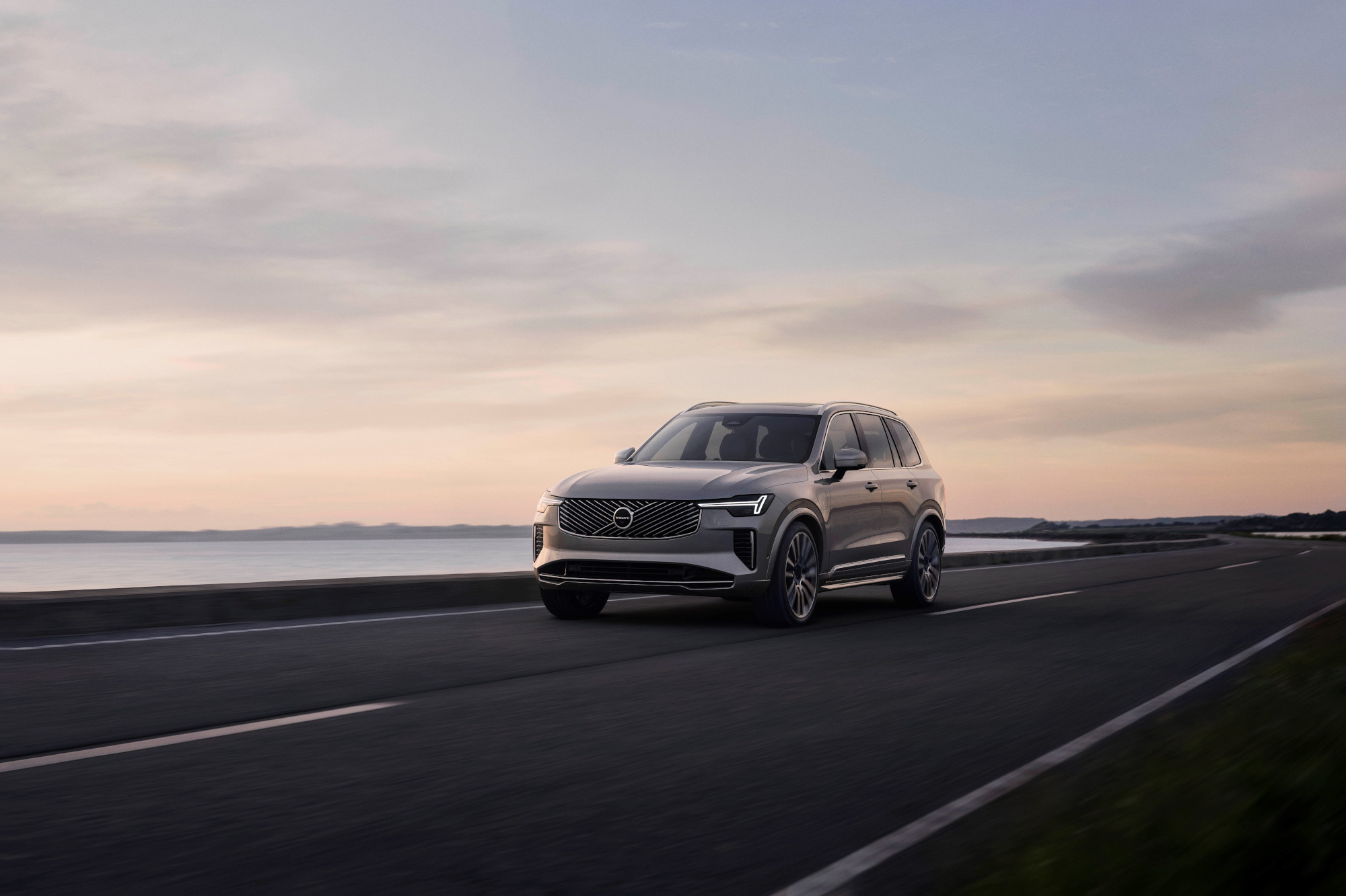 New_Volvo_XC90_exterior.jpg