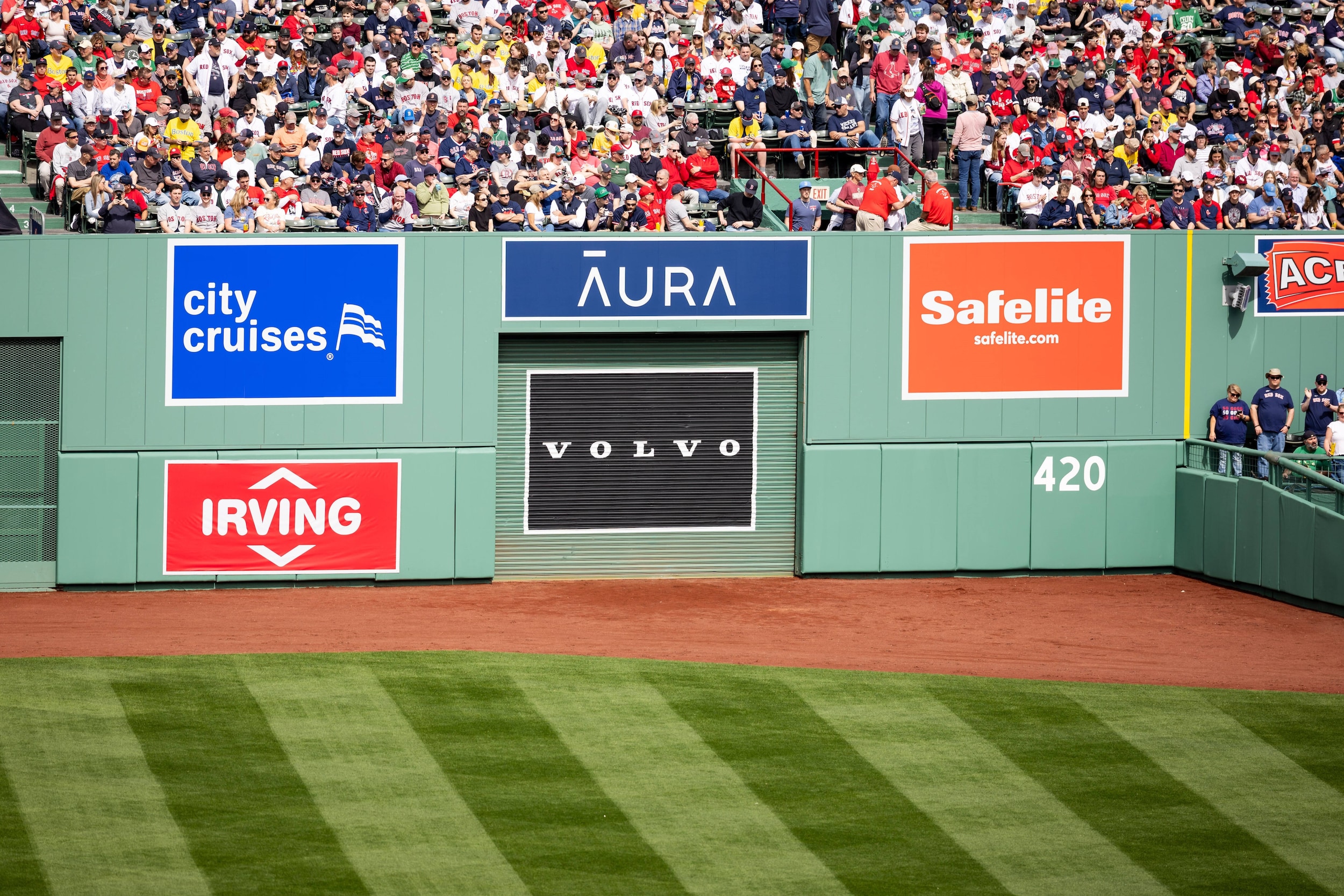 Official_Luxury_Vehicle_of_the_Boston_Red_Sox.jpg