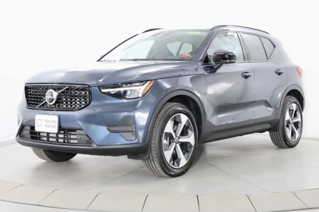 New 2026 Volvo XC40 B5 Core SUV