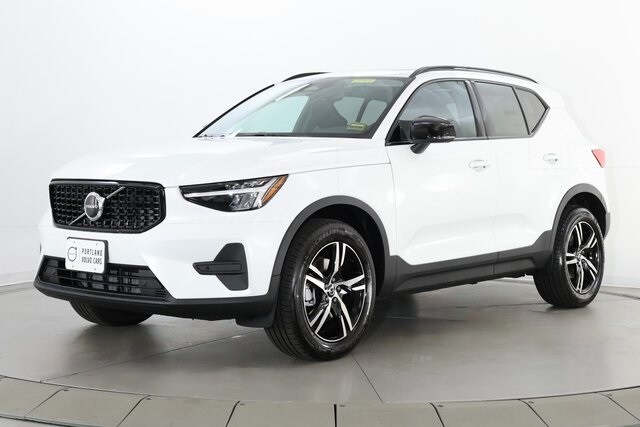 2026 Volvo XC40 Core photo 4