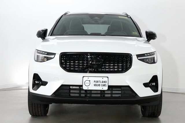 2026 Volvo XC40 photo 2