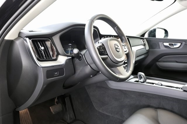 2025 Volvo XC60 B5 Plus photo 2