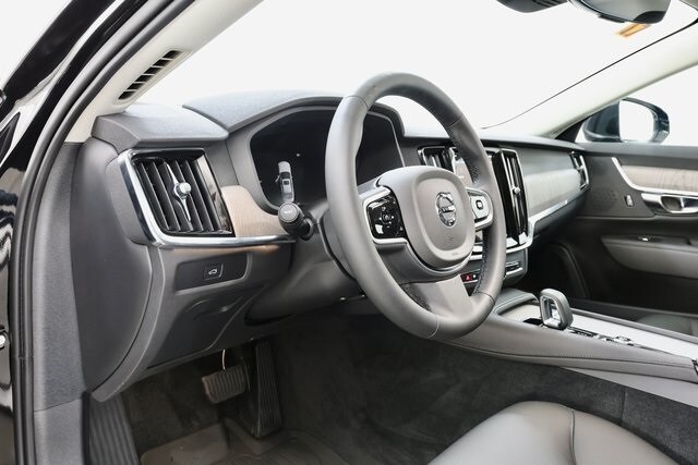 2025 Volvo S90 Plus photo 2