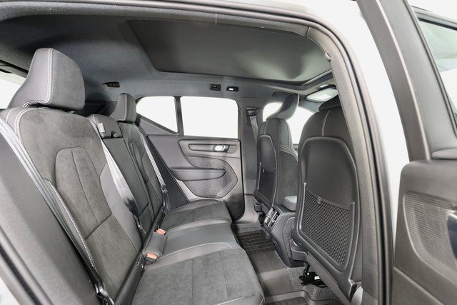 2026 Volvo XC40 Ultra Black Edition - Photo 16