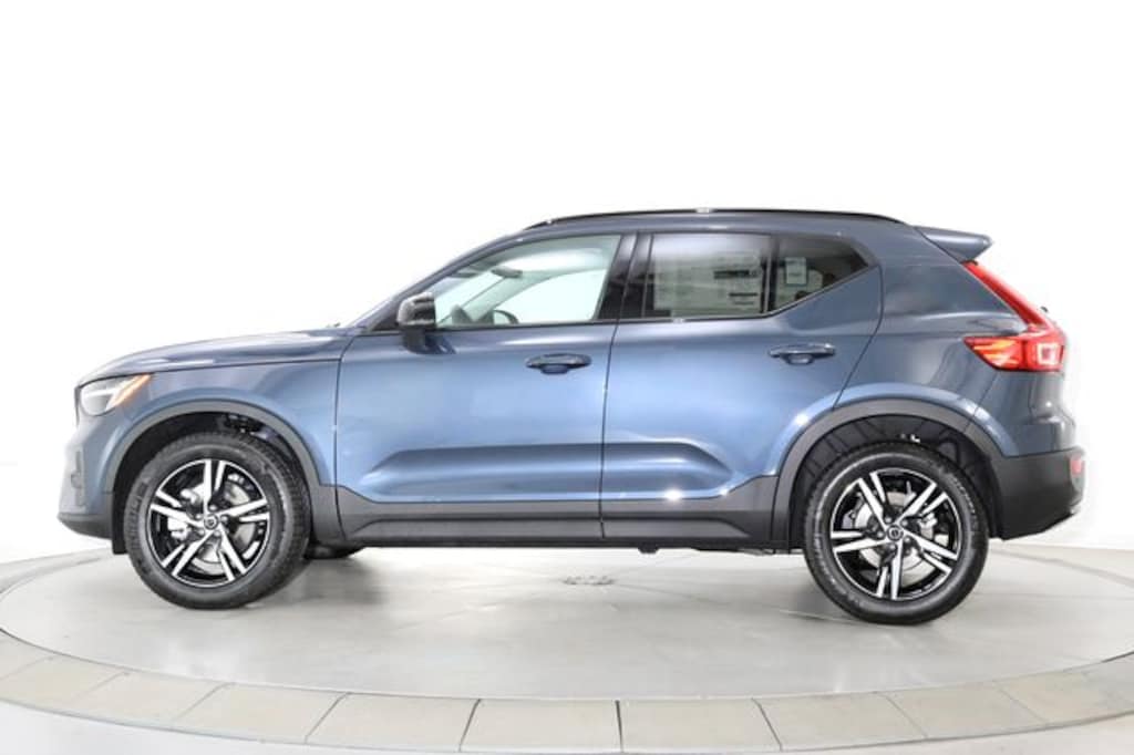 New 2026 Volvo XC40 B5 Core SUV